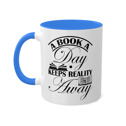 Un libro al día mantiene alejada la realidad - Taza colorida de 11 oz