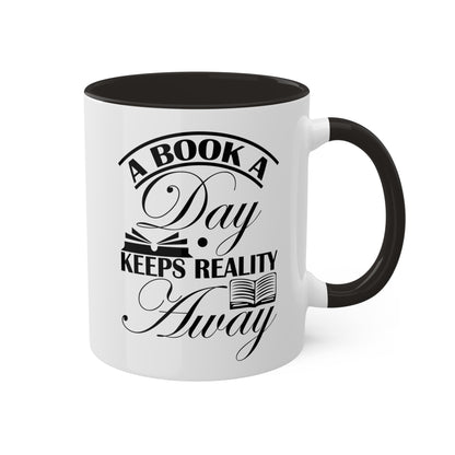 Un libro al día mantiene alejada la realidad - Taza colorida de 11 oz