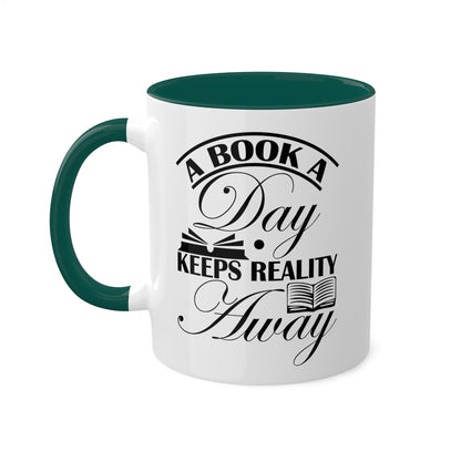 Un libro al día mantiene alejada la realidad - Taza colorida de 11 oz