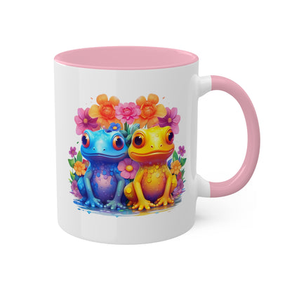 Dos adorables ranitas sentadas en un jardín - Taza de café colorida de 11 oz