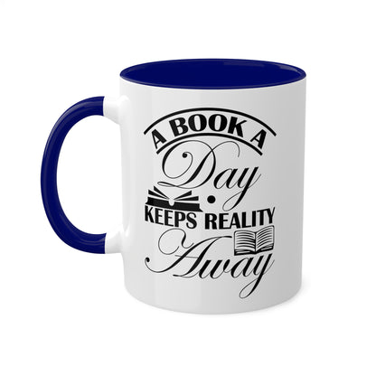 Un libro al día mantiene alejada la realidad - Taza colorida de 11 oz