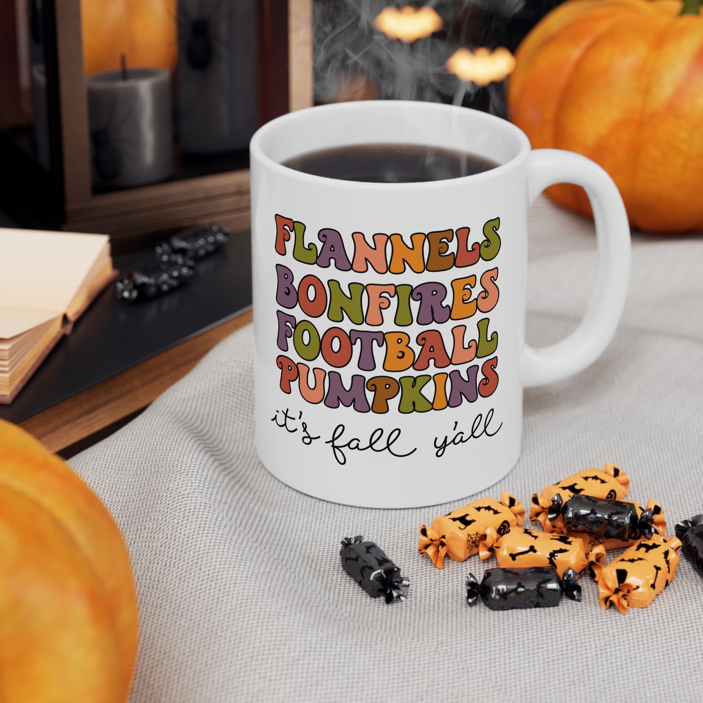 FLANNELS BONEFIRES FÚTBOL CALABAZAS Es otoño, amigos - Taza de café de Acción de Gracias (11 oz, 15 oz)