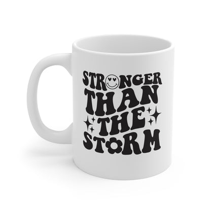 Más fuerte que la tormenta - Taza de café de 11 oz