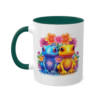 Dos adorables ranitas sentadas en un jardín - Taza de café colorida de 11 oz