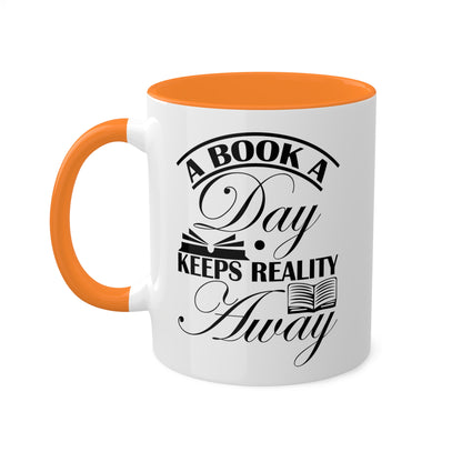 Un libro al día mantiene alejada la realidad - Taza colorida de 11 oz