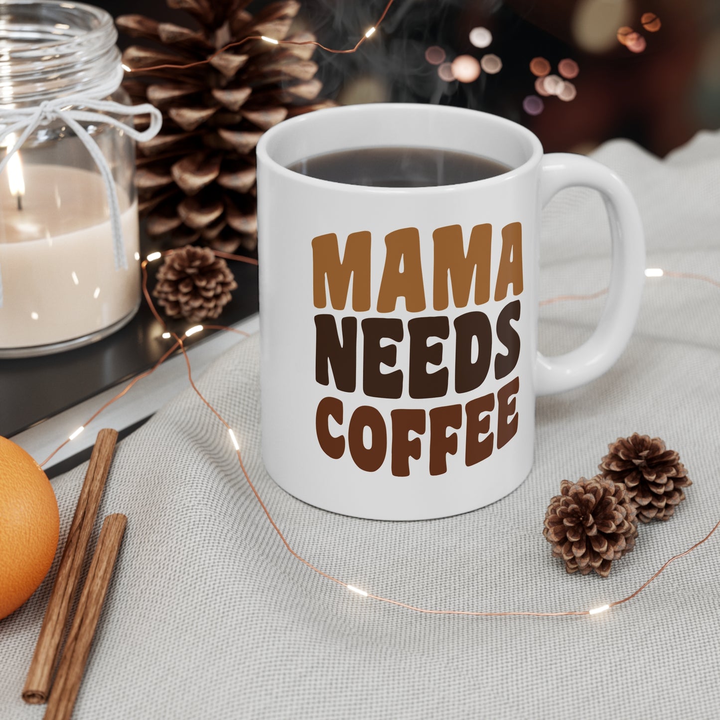 Taza de café estilo retro de 11 oz con texto "Mamá necesita café"