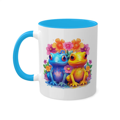 Dos adorables ranitas sentadas en un jardín - Taza de café colorida de 11 oz