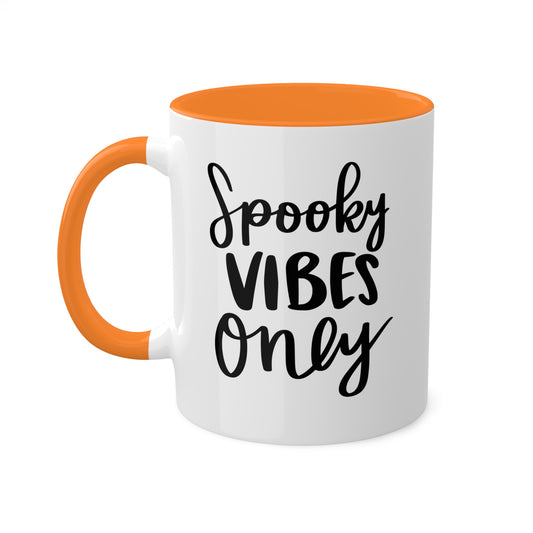 Solo vibraciones espeluznantes: taza colorida de Halloween de 11 oz