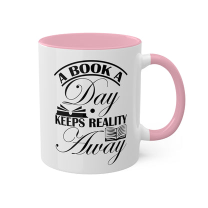 Un libro al día mantiene alejada la realidad - Taza colorida de 11 oz