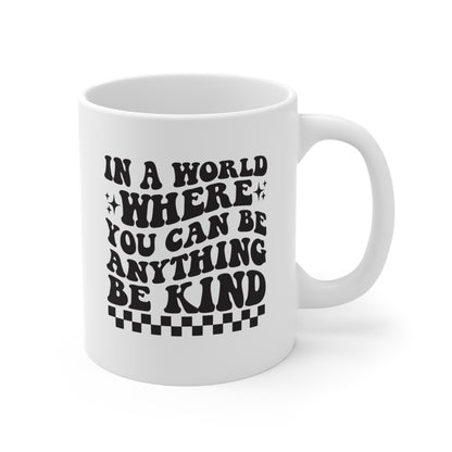 En un mundo donde puedes ser lo que quieras, sé amable - Taza de 11 oz