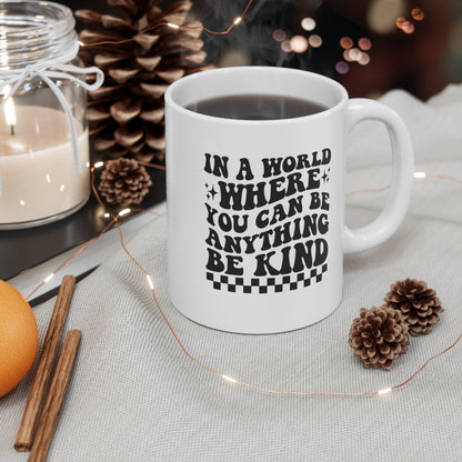 En un mundo donde puedes ser lo que quieras, sé amable - Taza de 11 oz