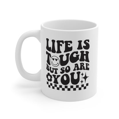 La vida es dura, pero tú también - Taza de 11 oz