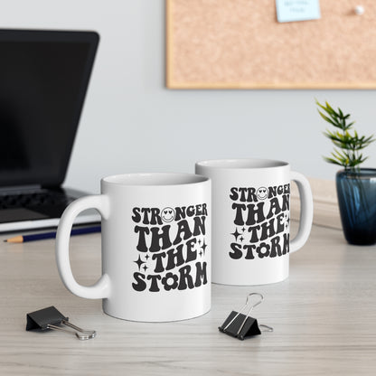 Más fuerte que la tormenta - Taza de café de 11 oz