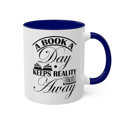 Un libro al día mantiene alejada la realidad - Taza colorida de 11 oz