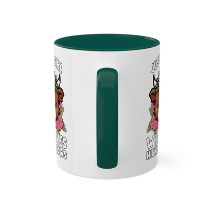 Solo una chica que ama las vacas de las Tierras Altas con flores rosas - Taza colorida de 11 oz