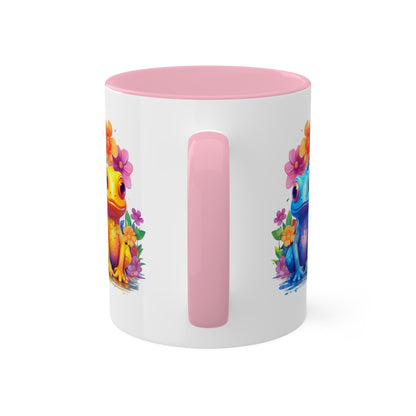 Dos adorables ranitas sentadas en un jardín - Taza de café colorida de 11 oz