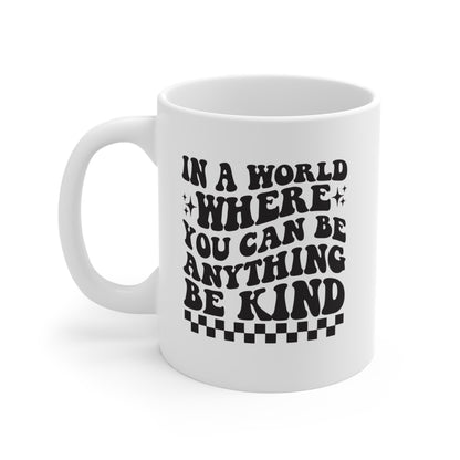 En un mundo donde puedes ser lo que quieras, sé amable - Taza de 11 oz